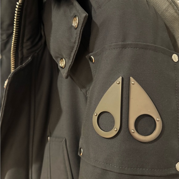 Great condition Moose Knuckles jacket, very , very warm.
• Size: LARGE - Picture 4 of 7